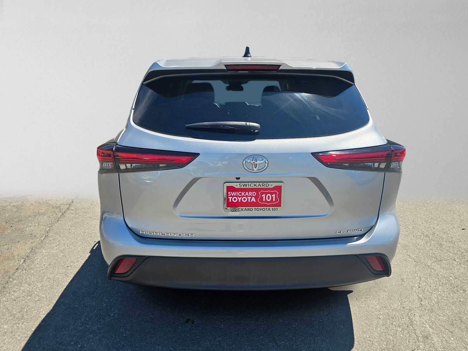 Used 2022 Toyota Highlander LE AWD/4WD image 4