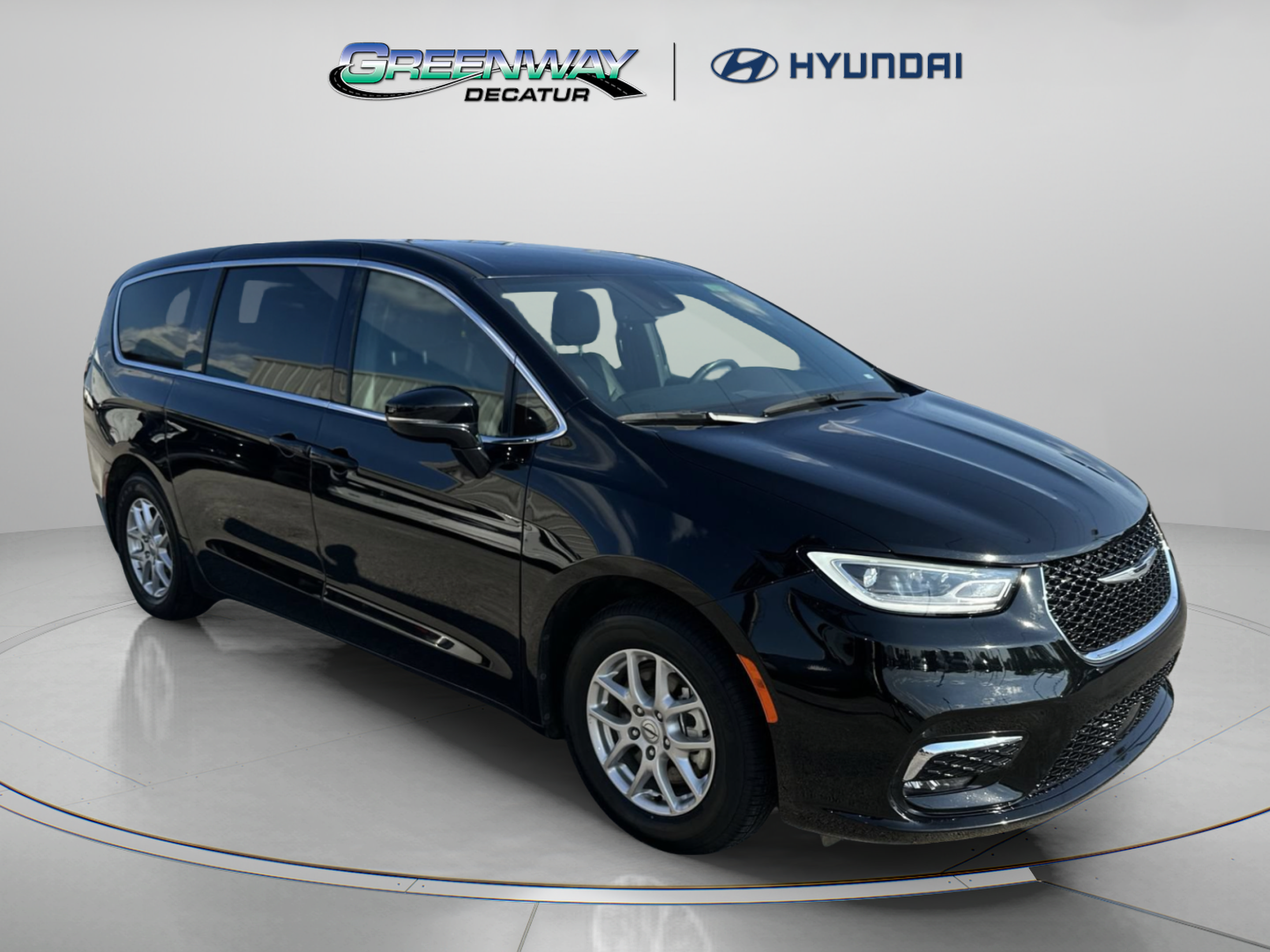 Used 2025 Chrysler Pacifica Select