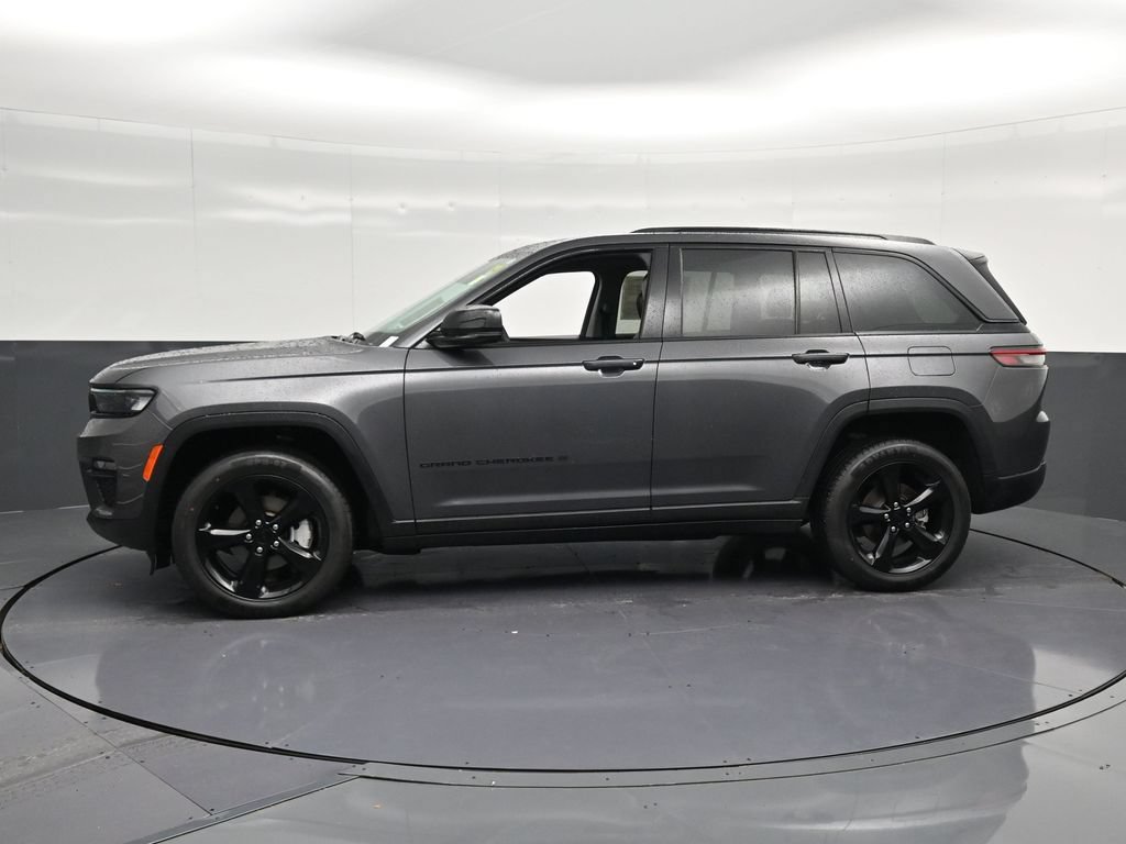 Used 2024 Jeep Grand Cherokee Limited w/ Black Appearance Package AWD/4WD image 7