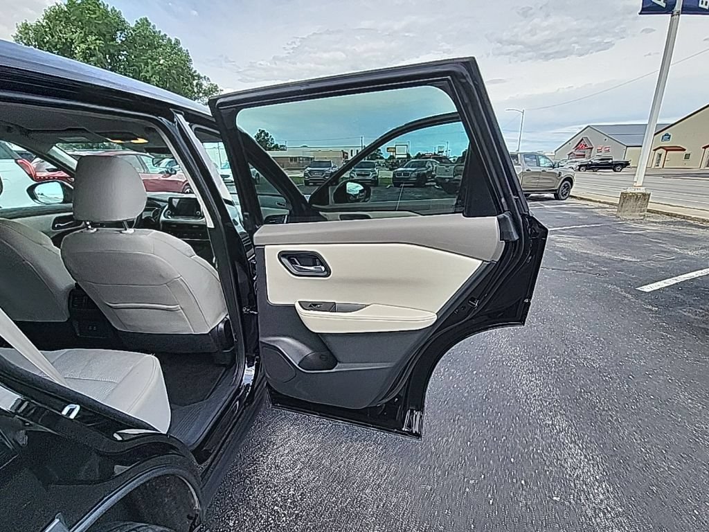Used 2025 Nissan Rogue SV AWD/4WD image 11