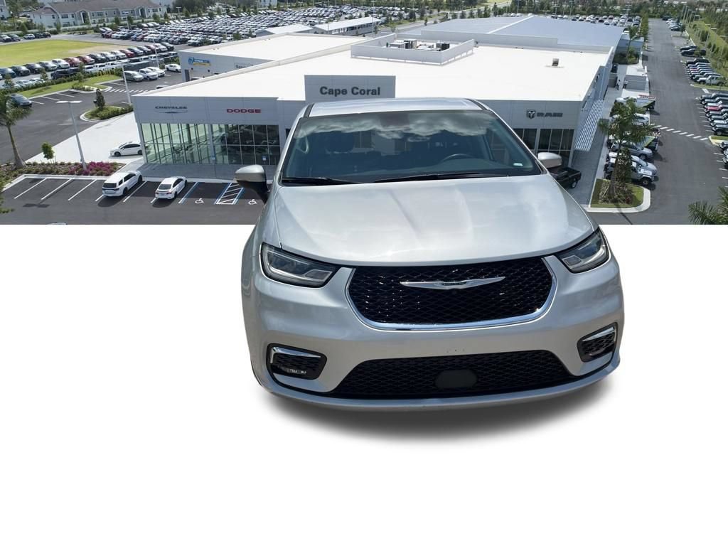Used 2023 Chrysler Pacifica Touring-L FWD image 4