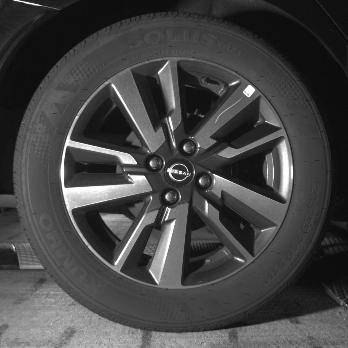 Used 2025 Nissan Versa SV FWD image 15