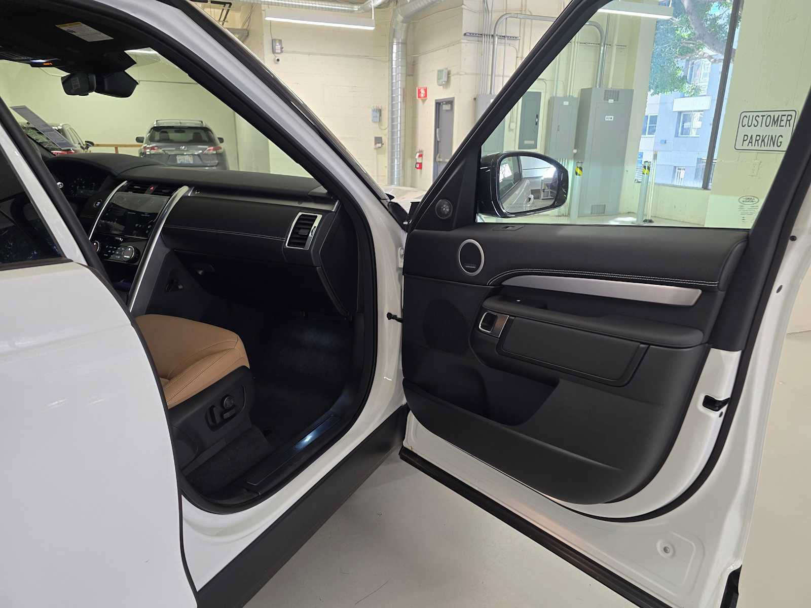 New 2026 Land Rover Discovery Limited Edition AWD/4WD image 12
