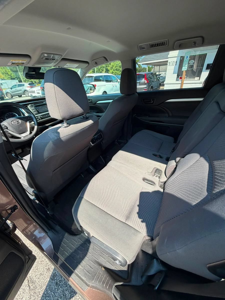 Used 2019 Toyota Highlander LE AWD/4WD image 14