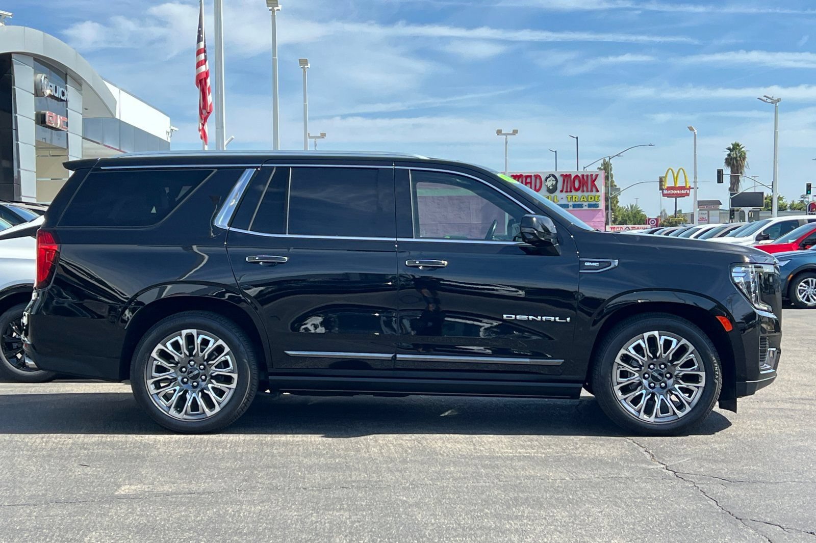 Used 2023 GMC Yukon Denali Ultimate AWD/4WD image 3