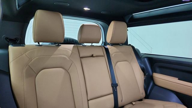 Used 2025 Land Rover Defender 90 X-Dynamic SE image 23