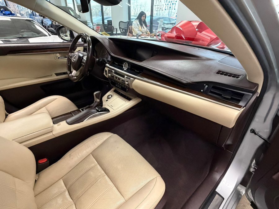 Used 2016 Lexus ES 350 w/ Luxury Package w/Wood Trim image 31