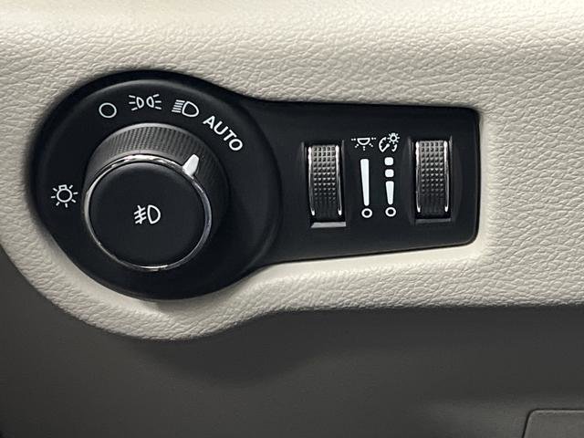 Used 2022 Chrysler Pacifica Limited w/ Uconnect Theater Family Group image 26