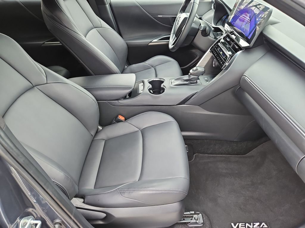Used 2023 Toyota Venza XLE image 14
