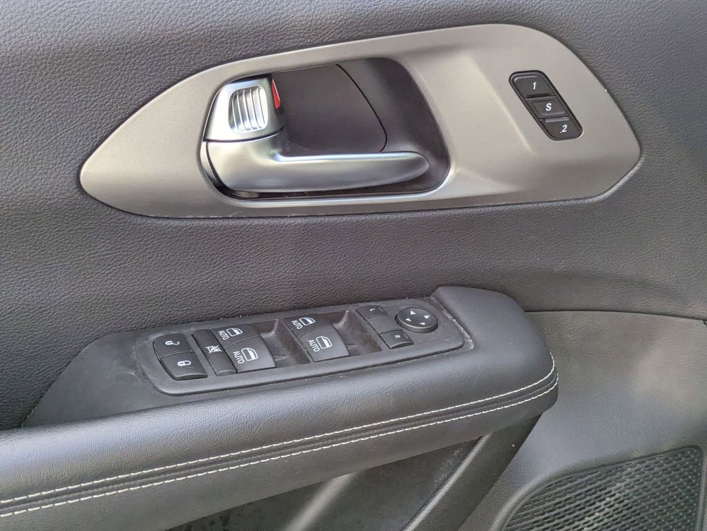 Used 2025 Chrysler Pacifica Select image 16