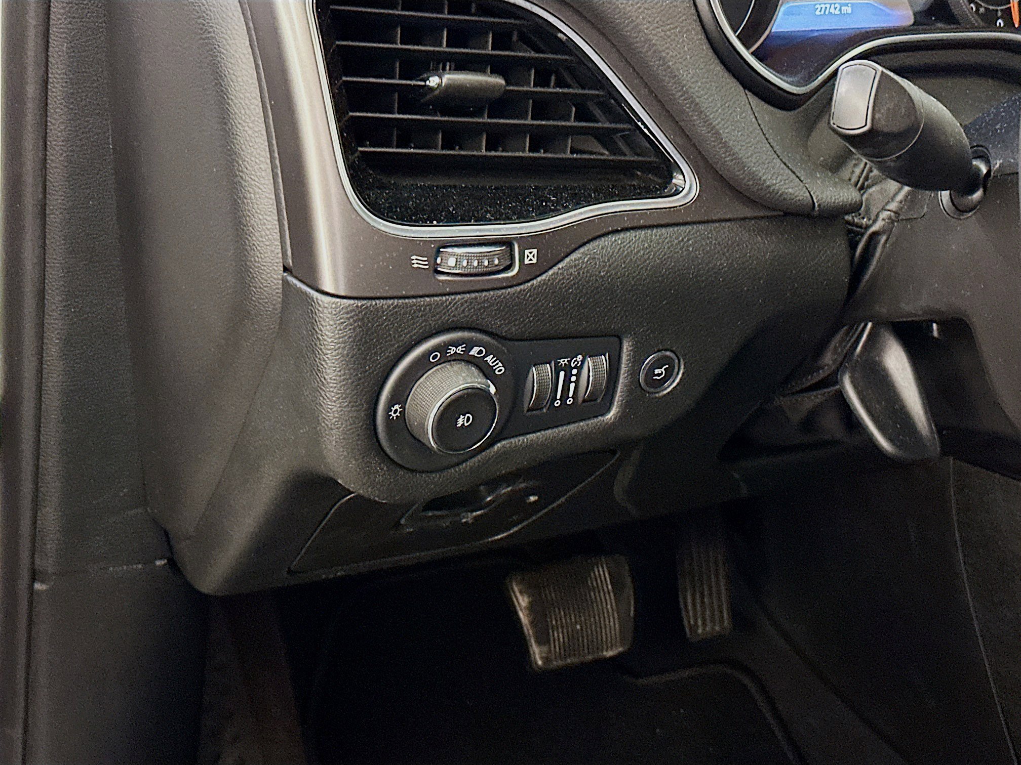 Used 2022 Jeep Cherokee Limited w/ Elite Package AWD/4WD image 17