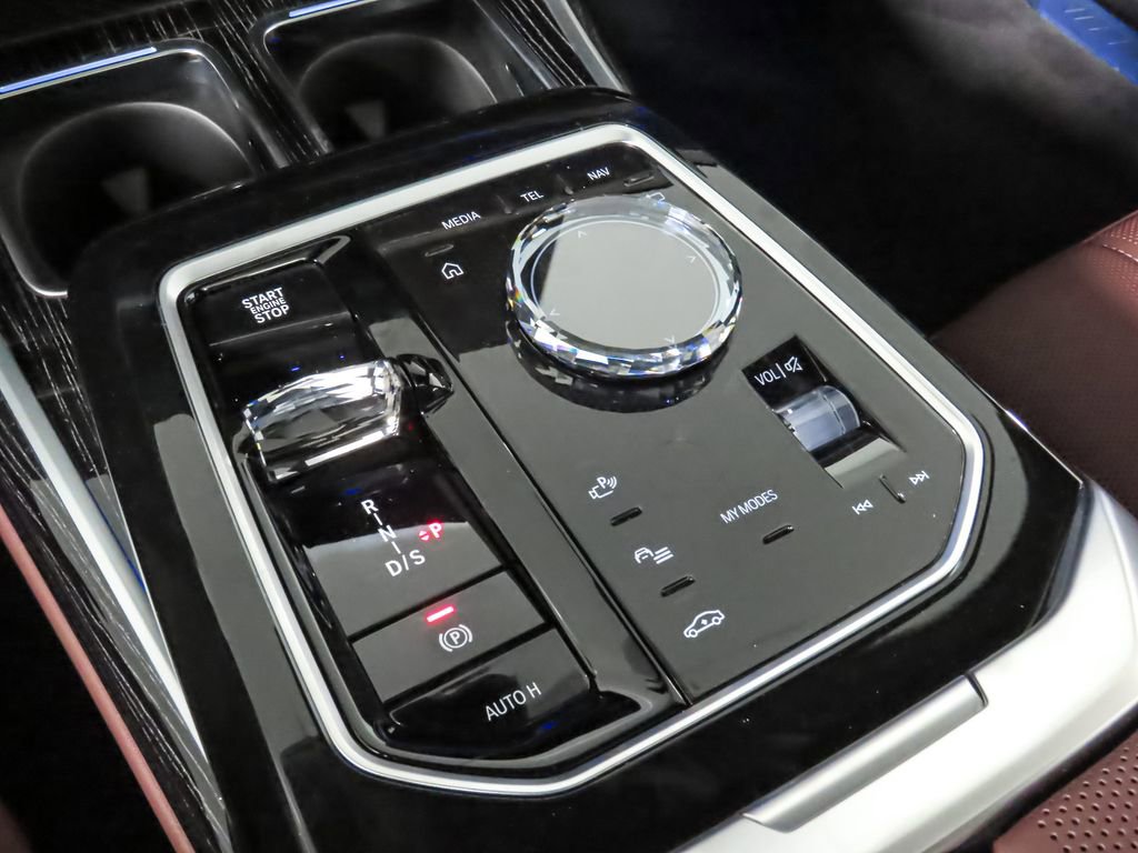 New 2025 BMW 750e xDrive image 27
