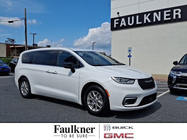 Used 2025 Chrysler Pacifica Select