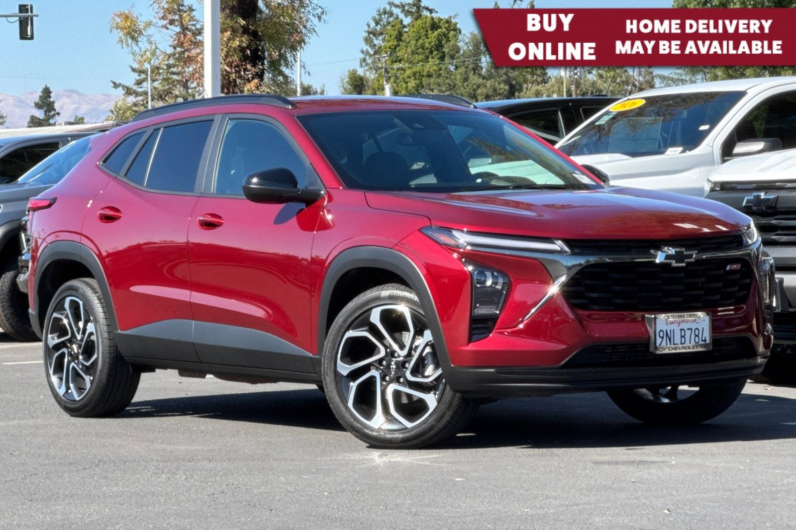 Used 2025 Chevrolet Trax RS FWD image 1