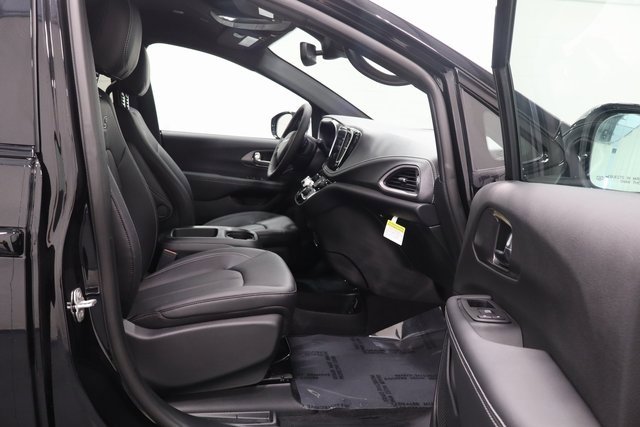 New 2026 Chrysler Pacifica Select image 14