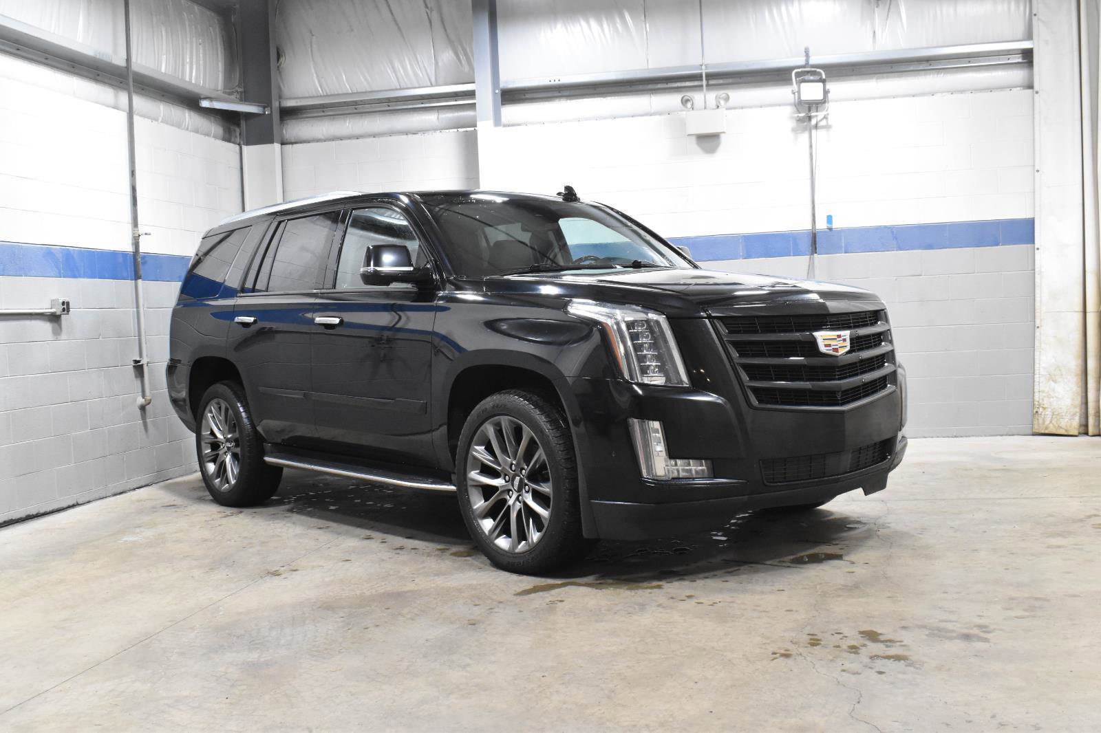 Used 2020 Cadillac Escalade Premium Luxury w/ Escalade Sport Edition AWD/4WD image 31