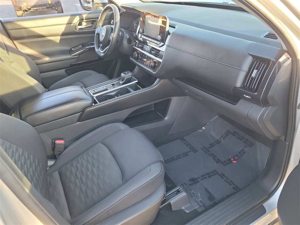 Used 2022 Nissan Pathfinder SV image 16