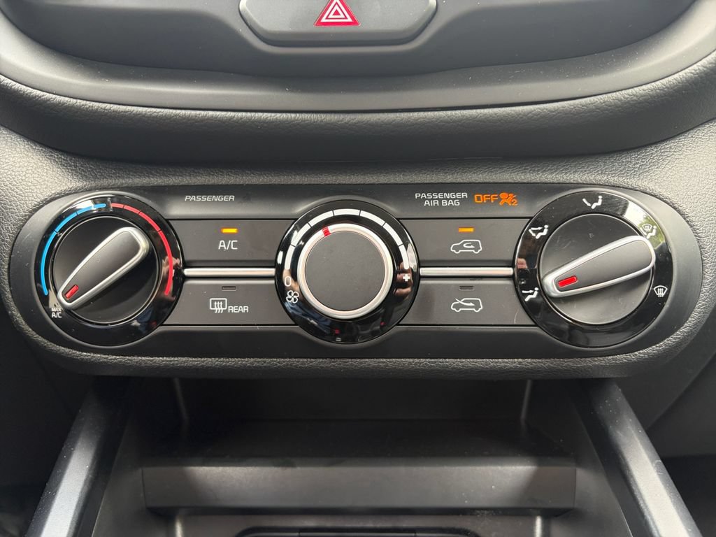 Used 2025 Kia Soul LX w/ LX Technology Package FWD image 17