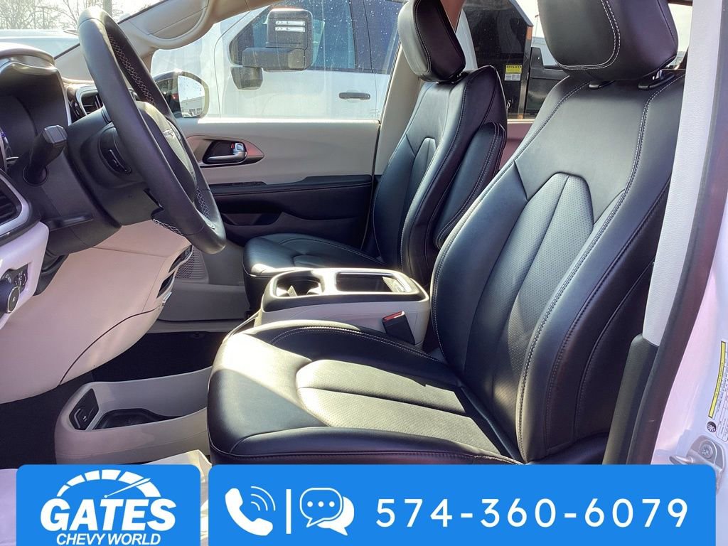Used 2024 Chrysler Pacifica Touring-L image 13