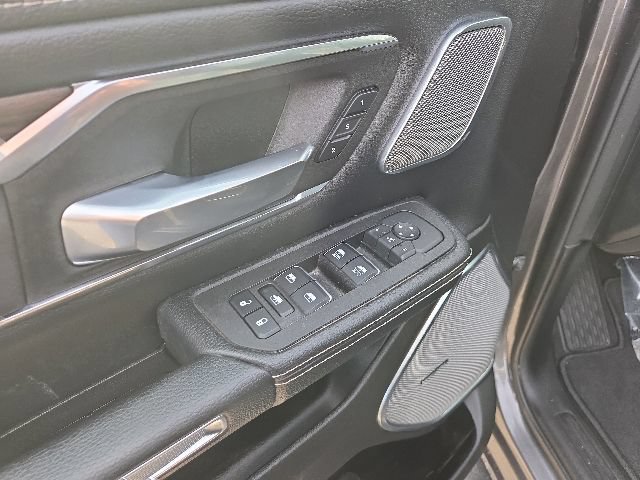Used 2025 RAM 1500 Laramie AWD/4WD image 9