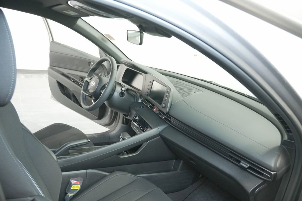 Certified 2025 Hyundai Elantra Sport image 31