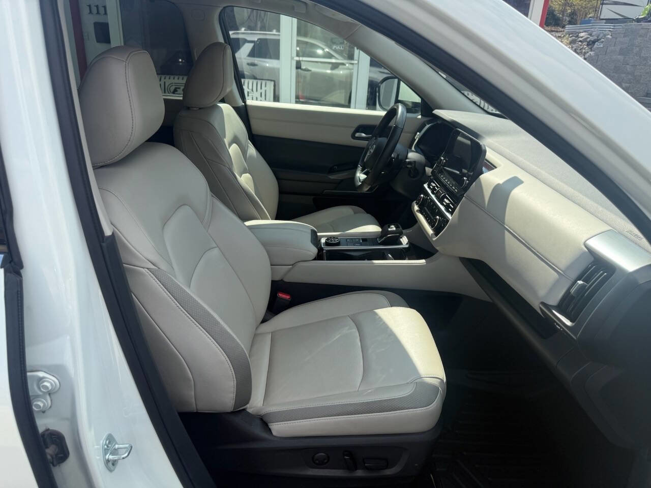 Used 2023 Nissan Pathfinder SL image 17