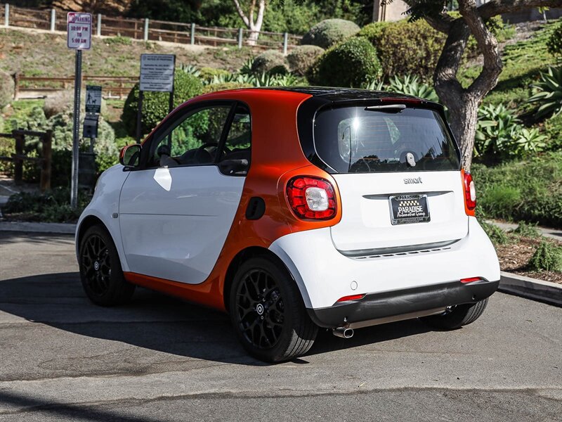 Used 2016 smart fortwo pure RWD image 7