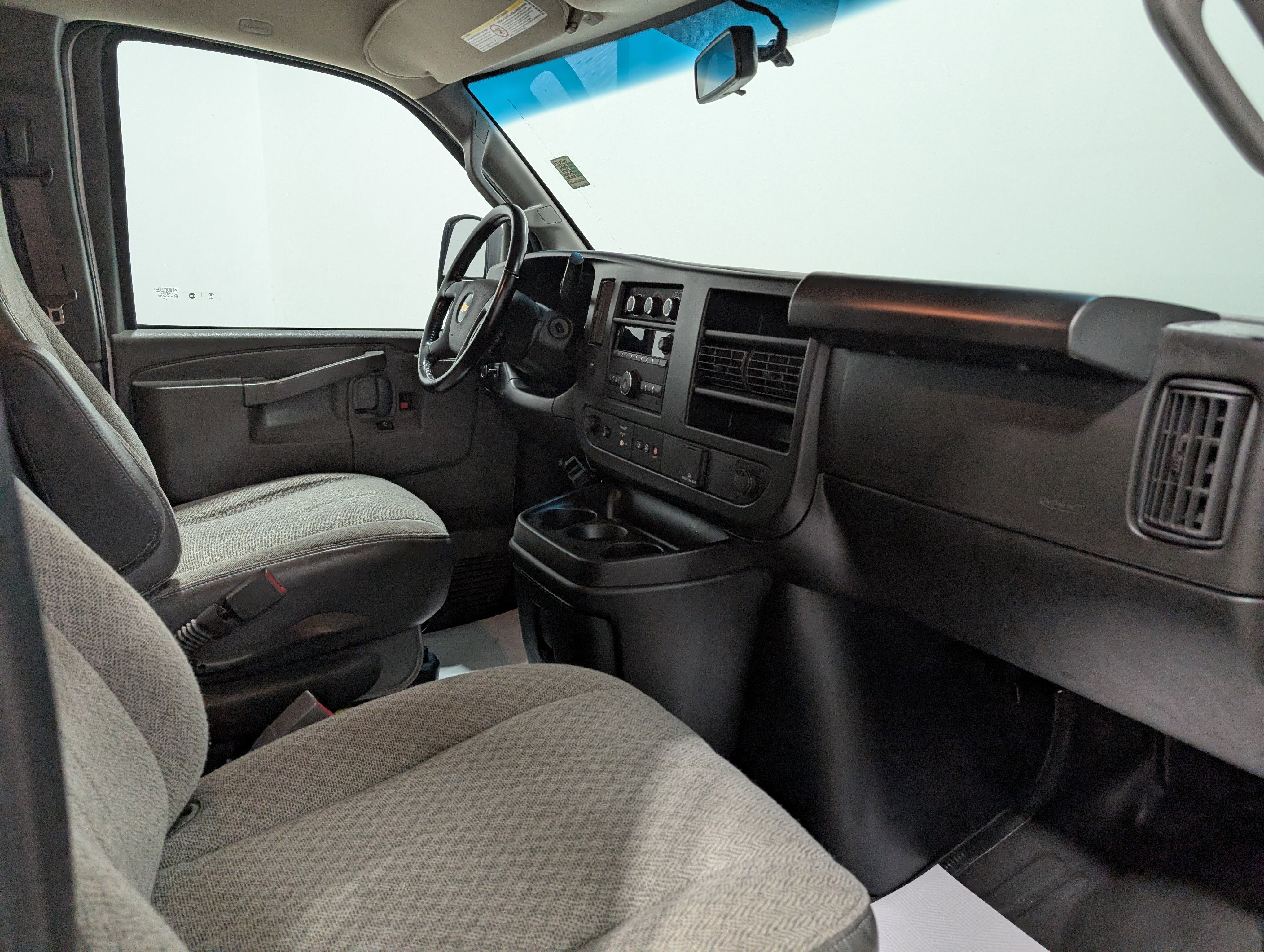 Used 2022 Chevrolet Express 3500 w/ Driver Convenience Package image 16