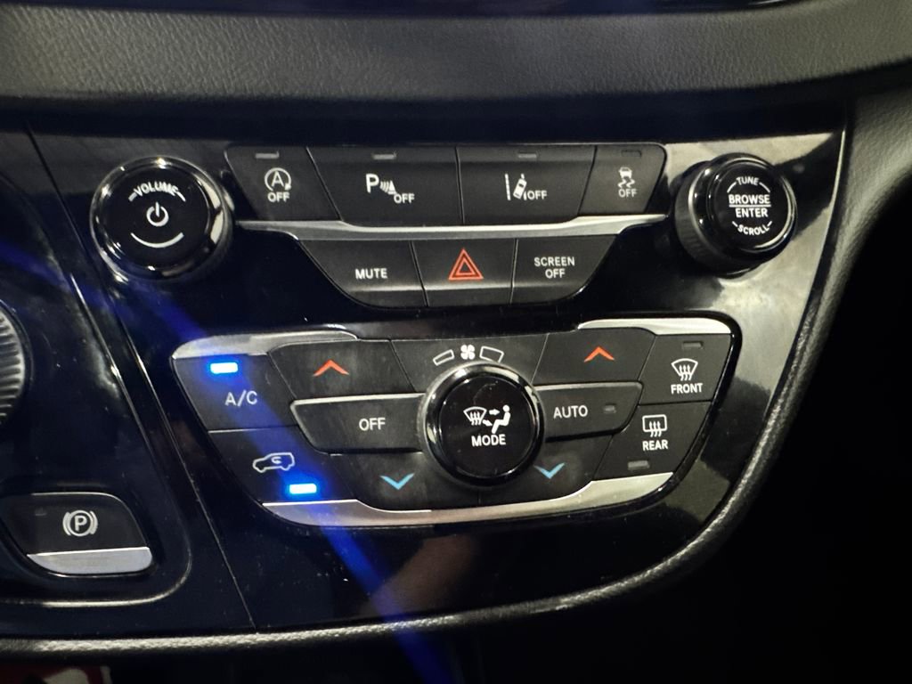 Used 2025 Chrysler Pacifica Select FWD image 30