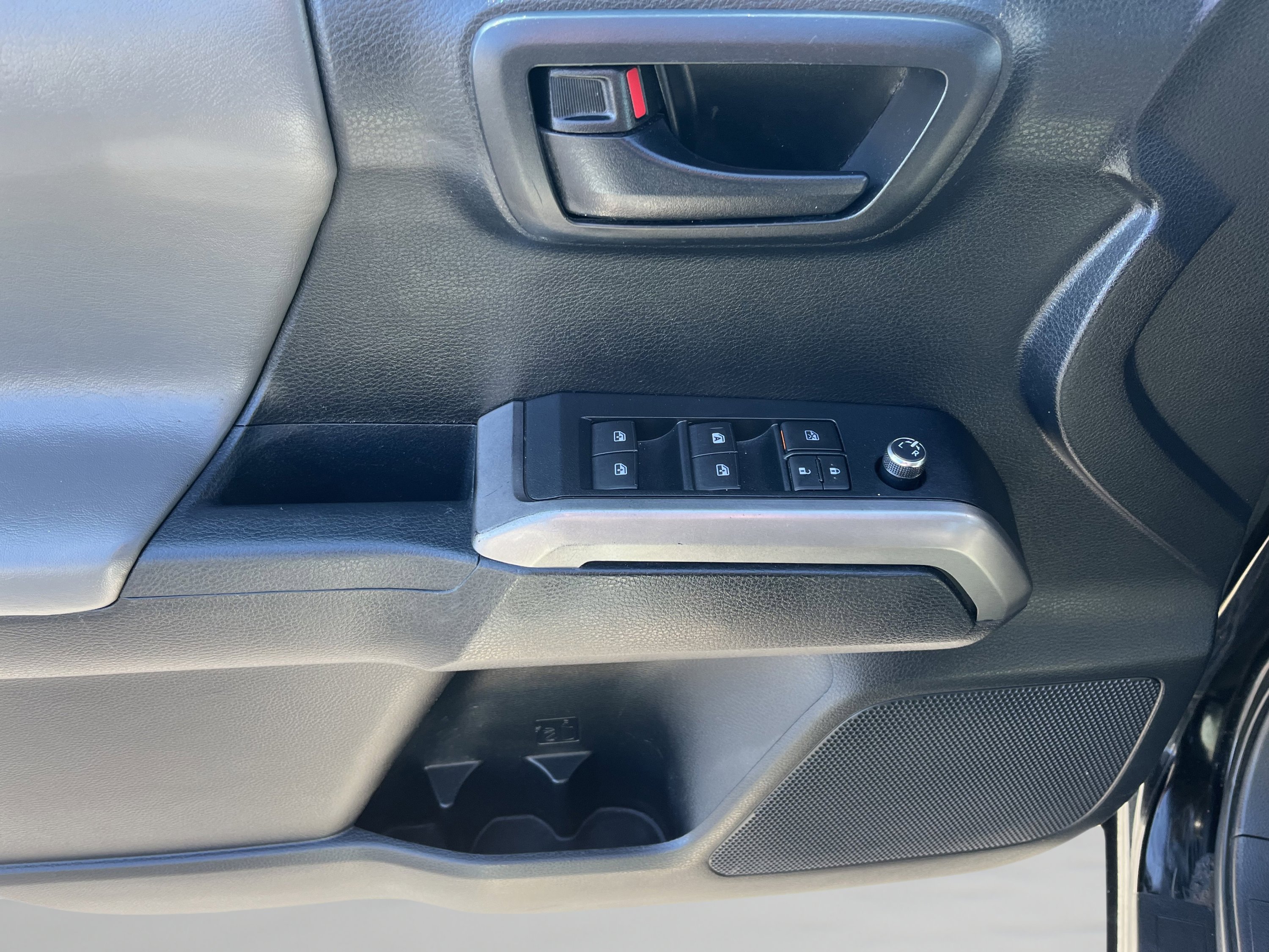 Used 2016 Toyota Tacoma SR5 w/ SR5 Appearance Package (SN) image 11