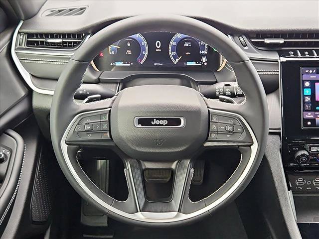 Used 2025 Jeep Grand Cherokee Altitude AWD/4WD image 14