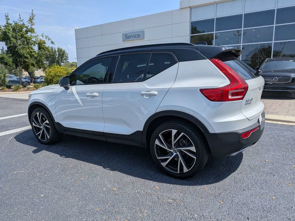 Used 2020 Volvo XC40 T4 R-Design FWD image 4
