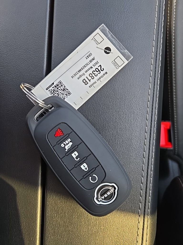 Used 2025 Nissan Rogue SL w/ SL Premium Package image 30