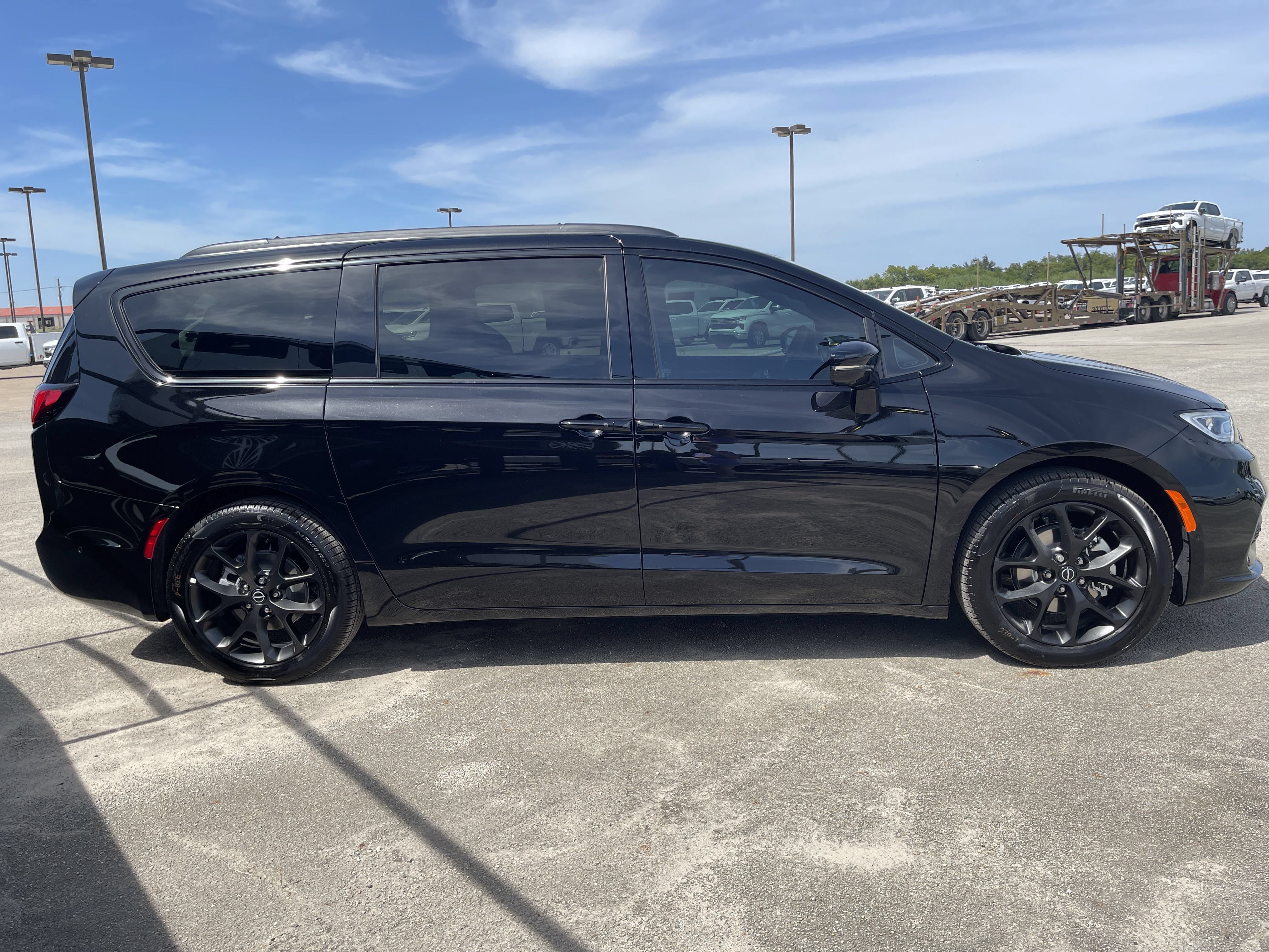 New 2025 Chrysler Pacifica Limited FWD image 3