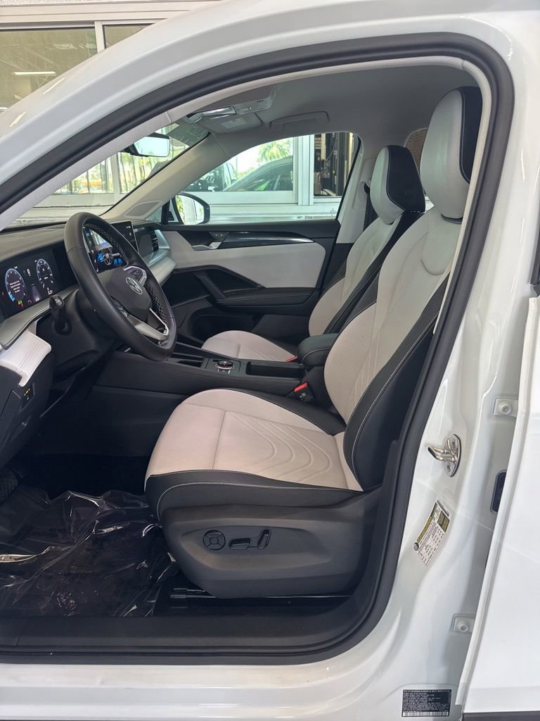 Certified 2025 Volkswagen Tiguan SE FWD image 11