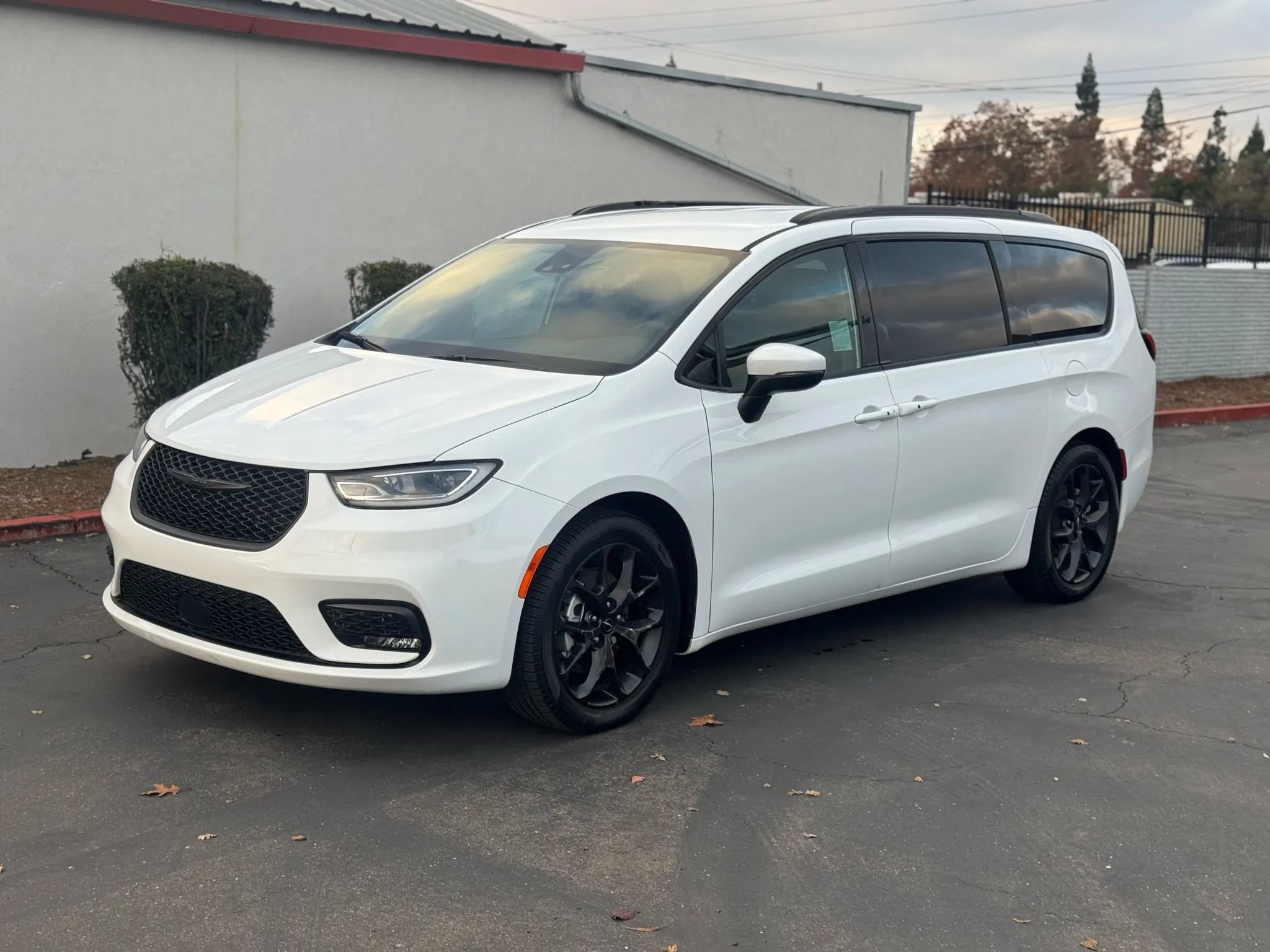Used 2023 Chrysler Pacifica Touring-L w/ S Appearance Package FWD image 2