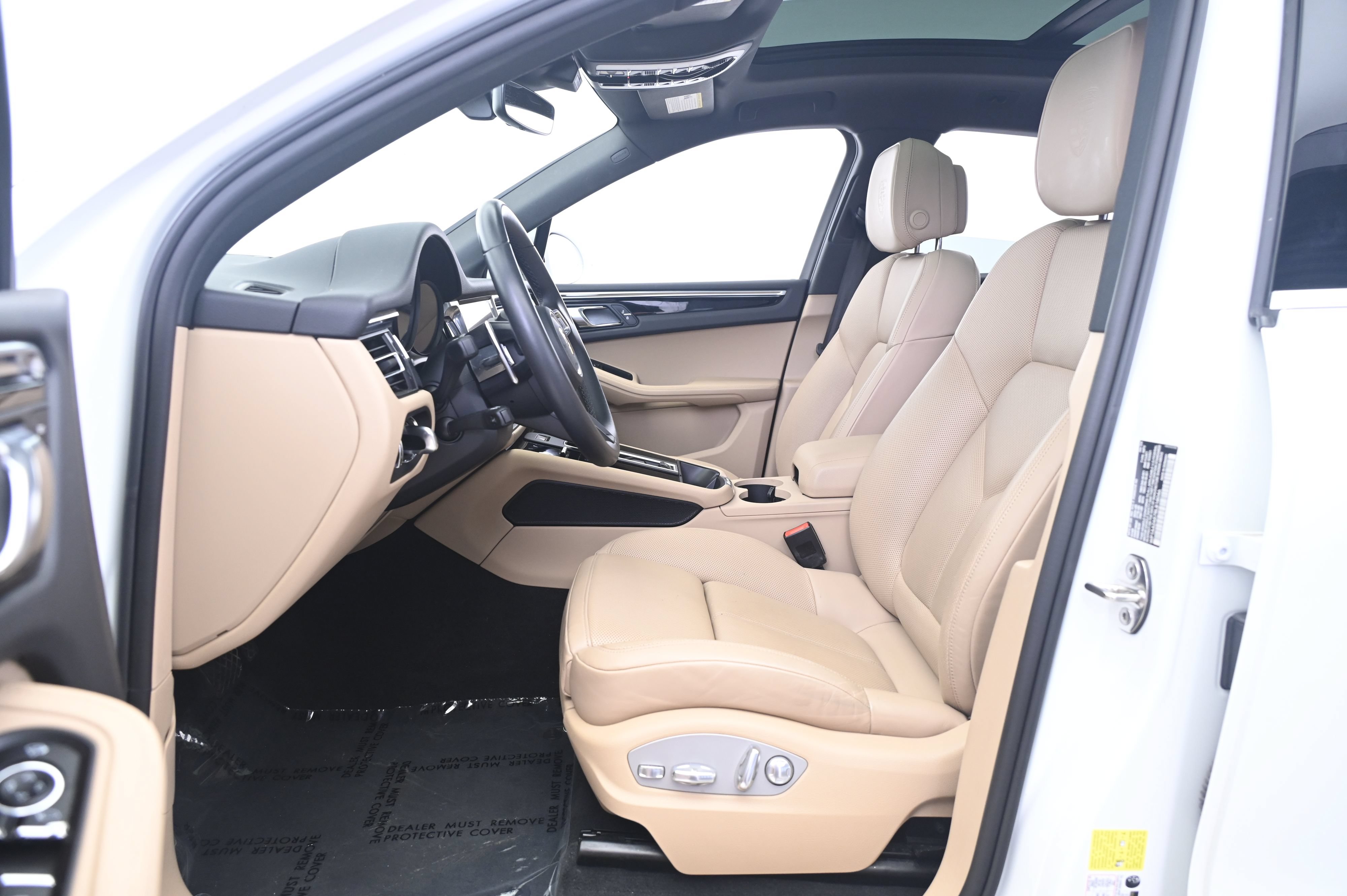Certified 2024 Porsche Macan AWD/4WD image 29
