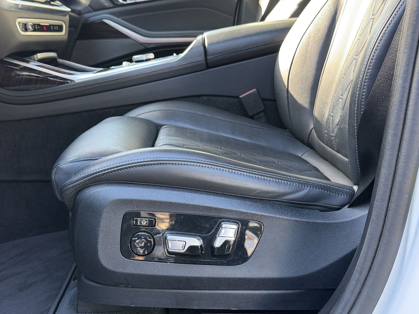 Used 2024 BMW X7 xDrive40i w/ Premium Package AWD/4WD image 15