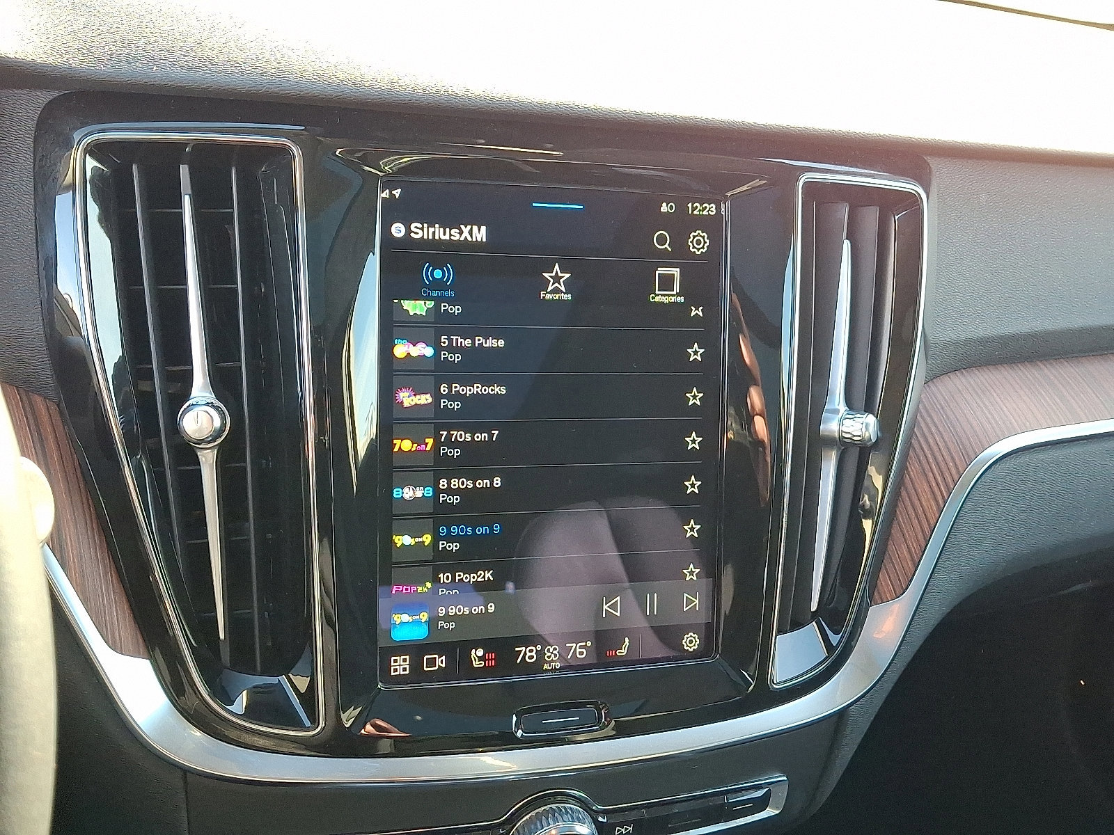 Used 2024 Volvo V60 B5 Cross Country Plus w/ Protection Package Premier image 17