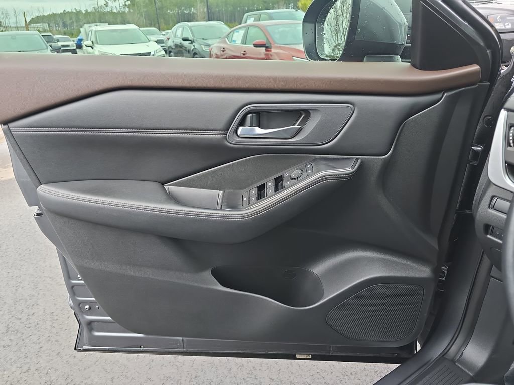 Used 2023 Nissan Rogue SV w/ SV Premium B Package image 30