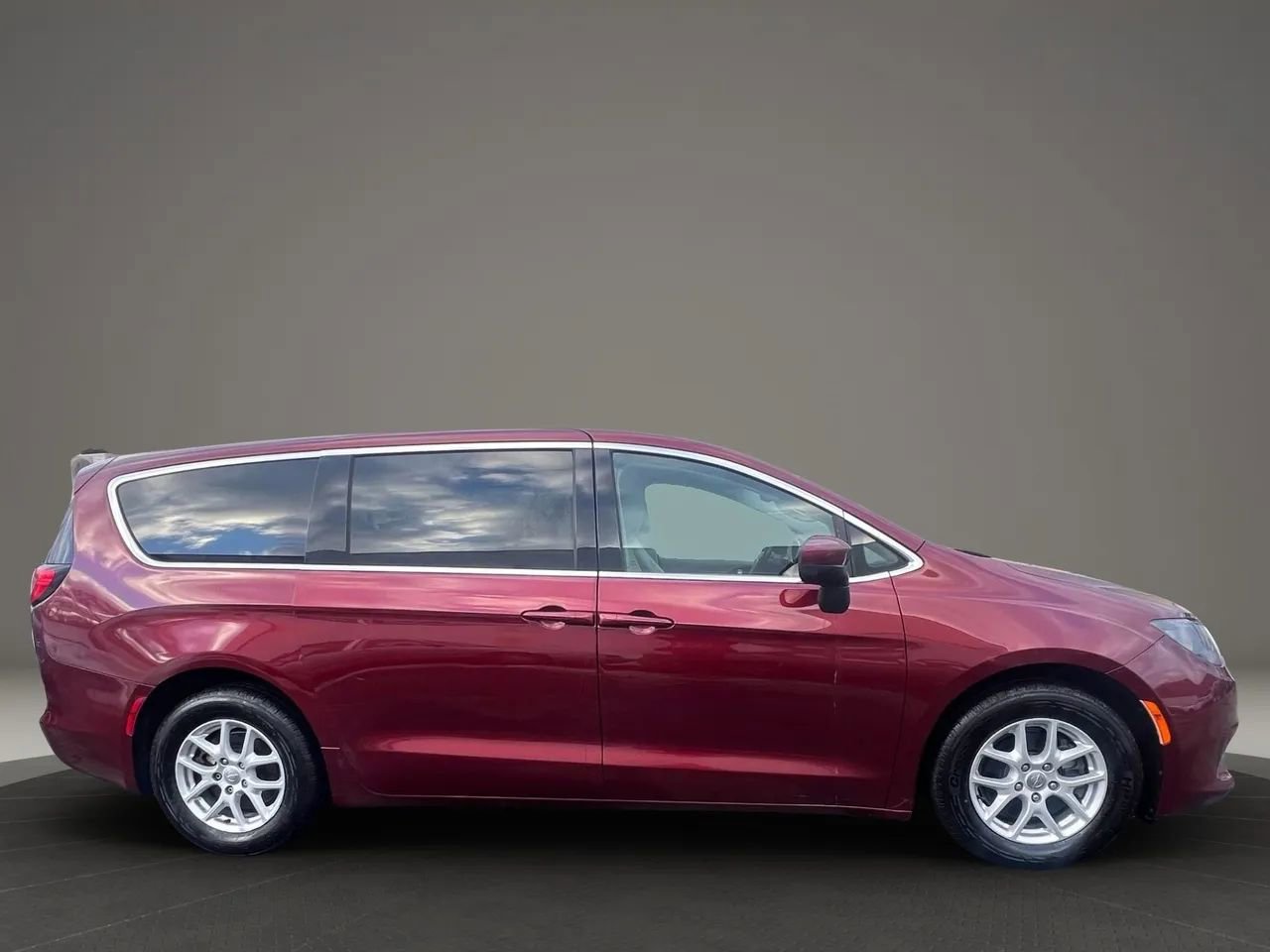Used 2017 Chrysler Pacifica LX image 4