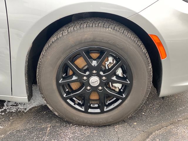 Used 2024 Chrysler Pacifica Touring-L image 19