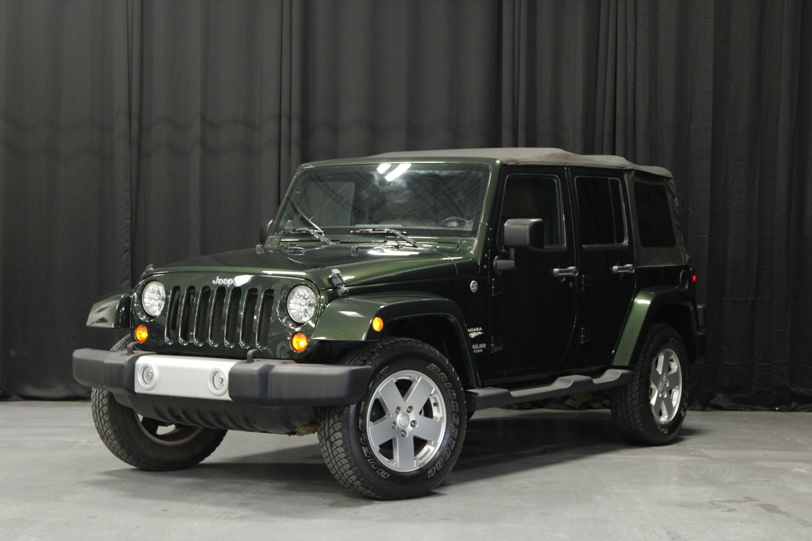 Used 2011 Jeep Wrangler Unlimited Sahara w/ Connectivity Group AWD/4WD image 1