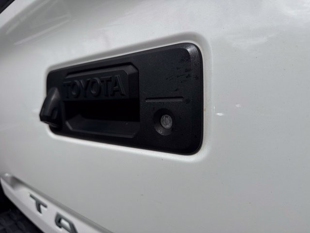 Used 2018 Toyota Tacoma SR5 RWD image 17