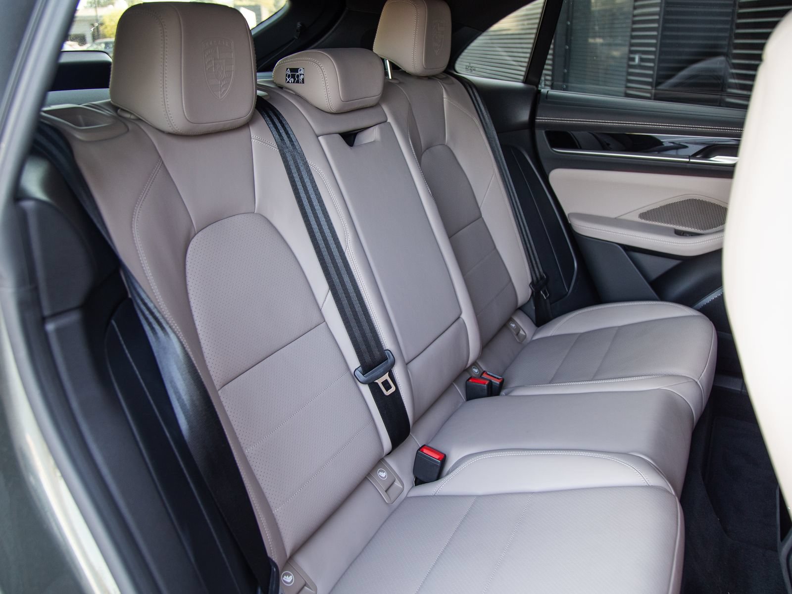Certified 2025 Porsche Macan 4S Electric AWD/4WD image 18