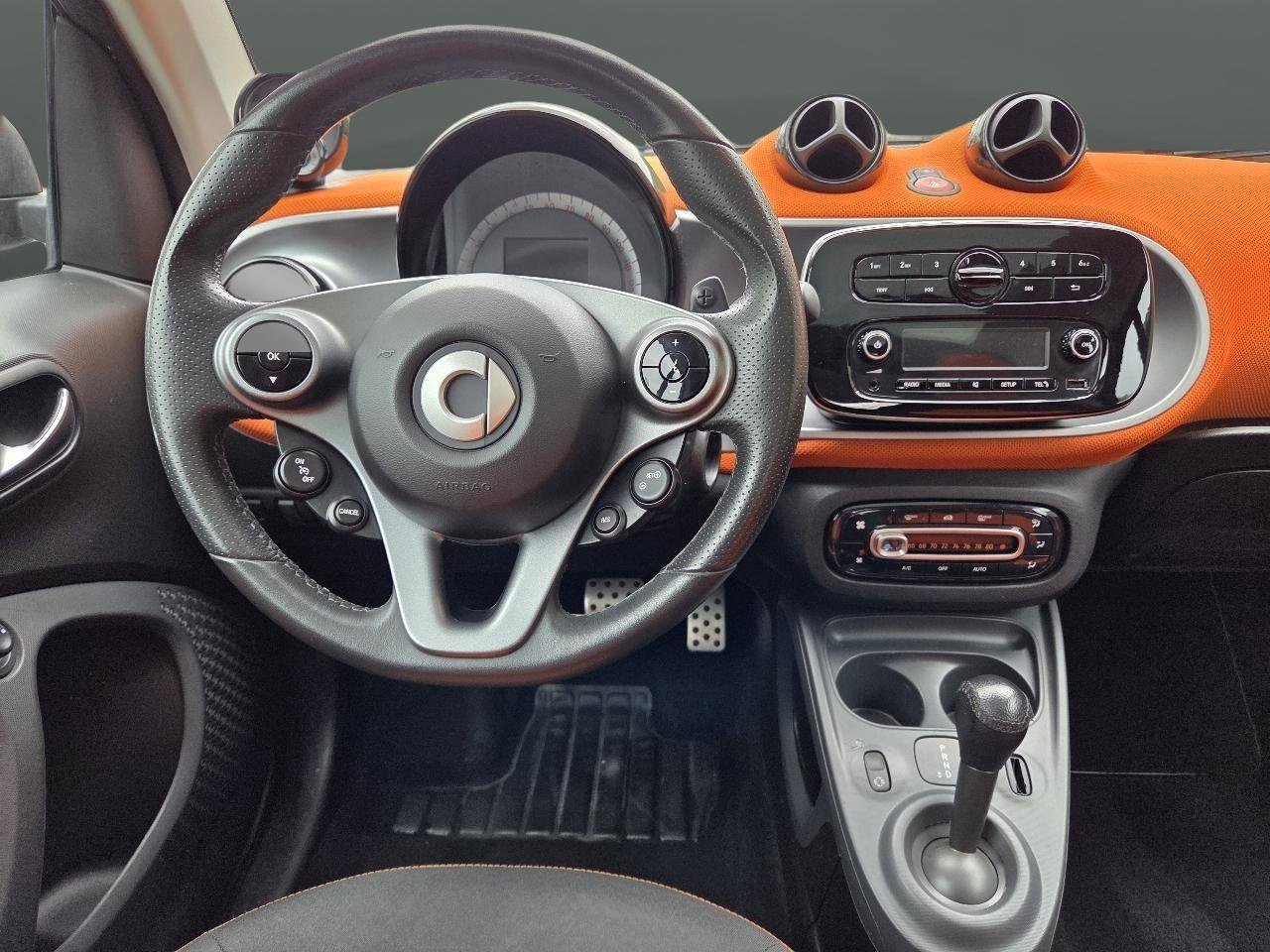 Used 2016 smart fortwo passion RWD image 16