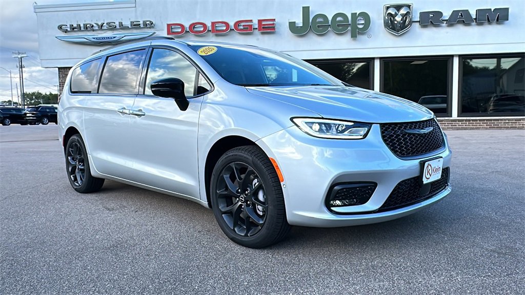 New 2026 Chrysler Pacifica Limited w/ S Appearance Package