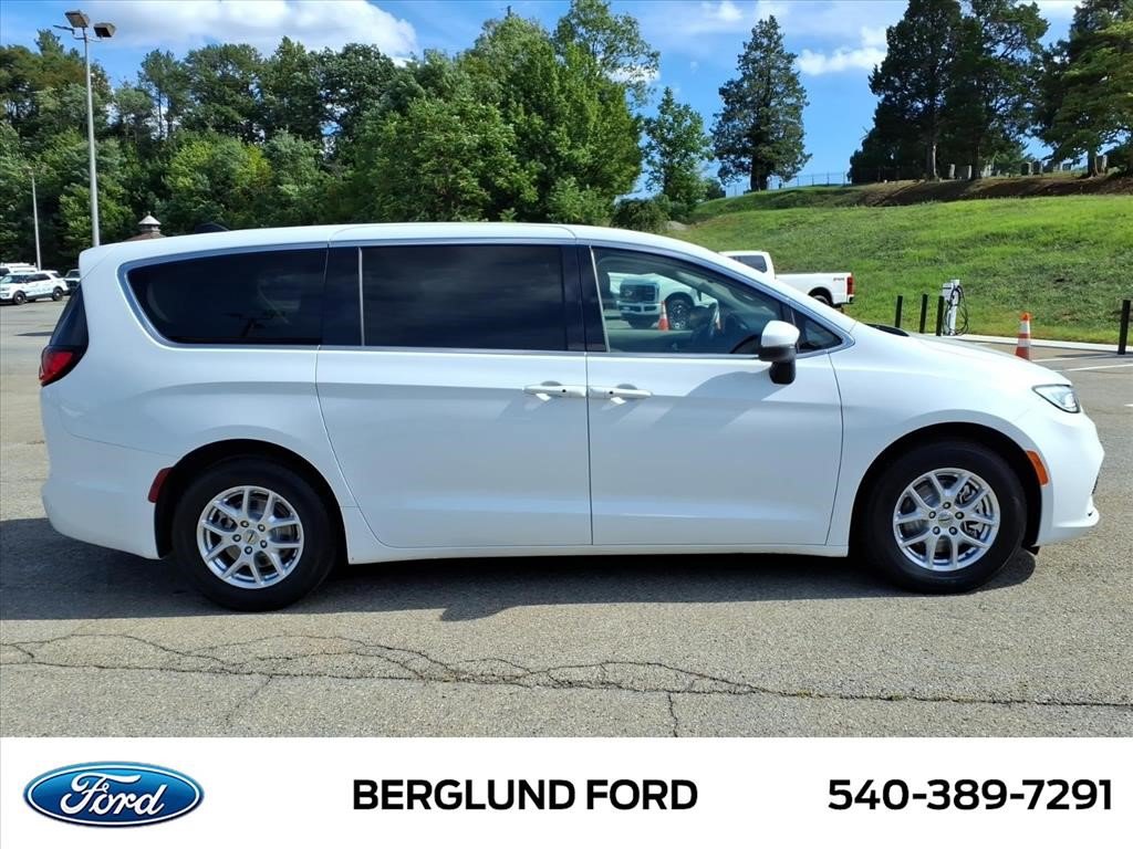 Used 2023 Chrysler Pacifica Touring-L FWD image 4
