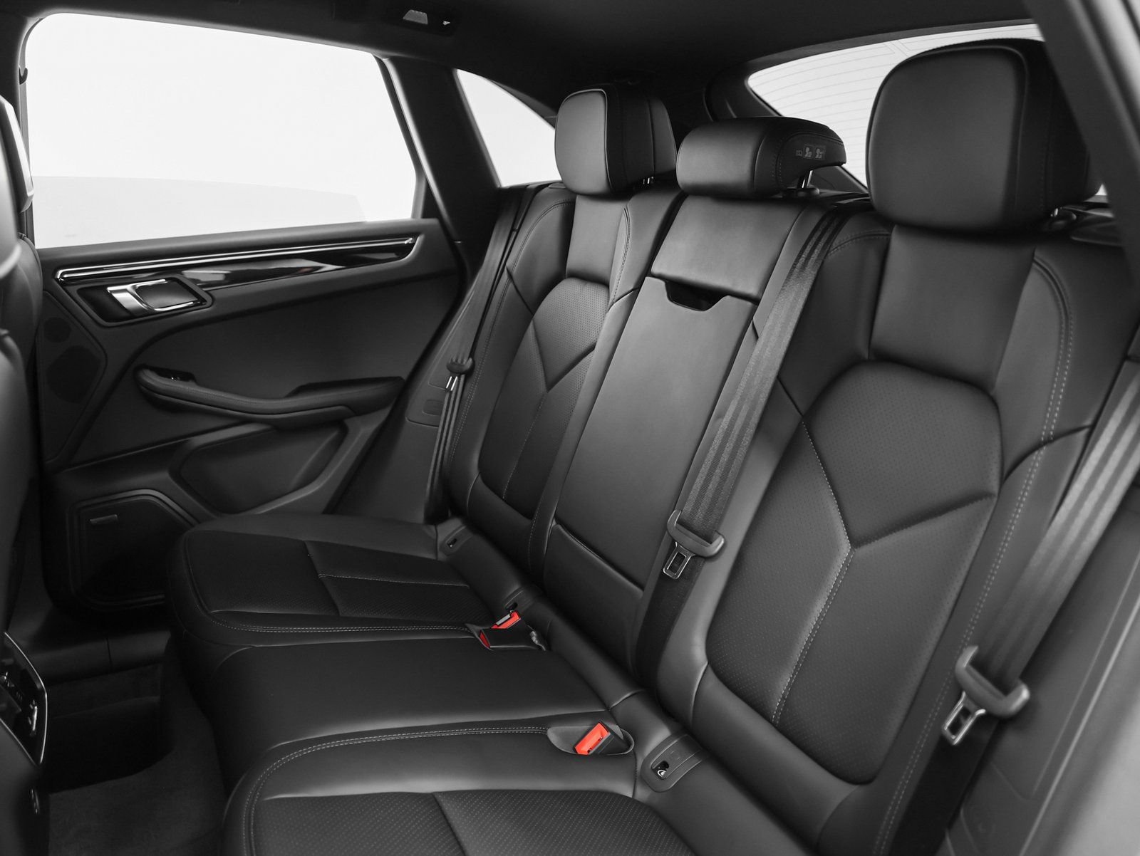 Used 2025 Porsche Macan AWD/4WD image 36