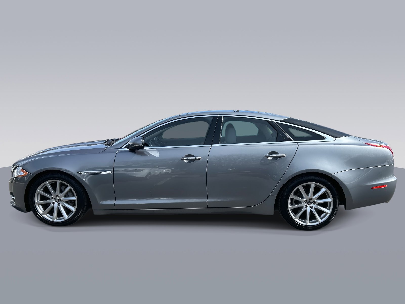 Used 2012 Jaguar XJ image 6